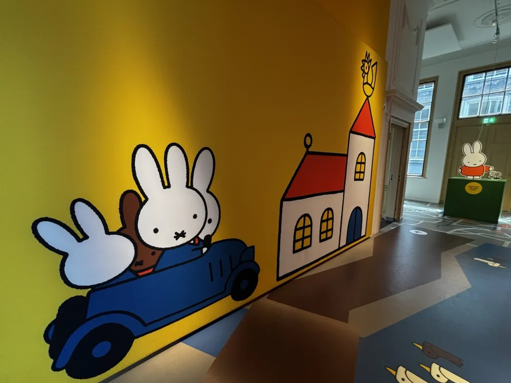 車に乗るミッフィーの壁画がある展示室