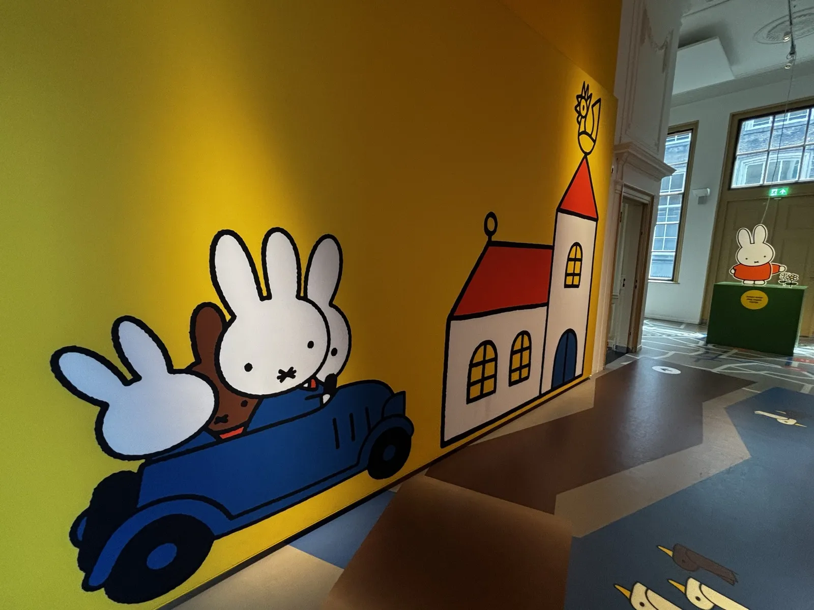 車に乗るミッフィーの壁画がある展示室