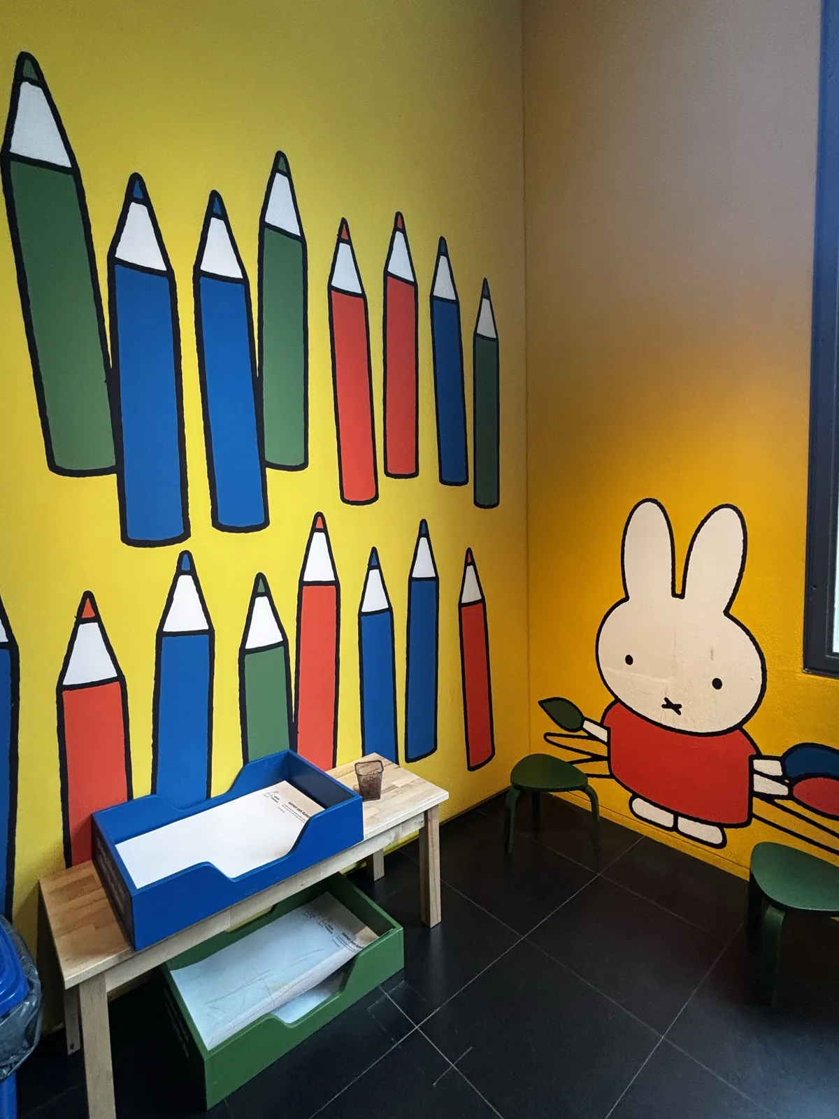 色鉛筆の壁があるミッフィー博物館のお絵かきコーナー