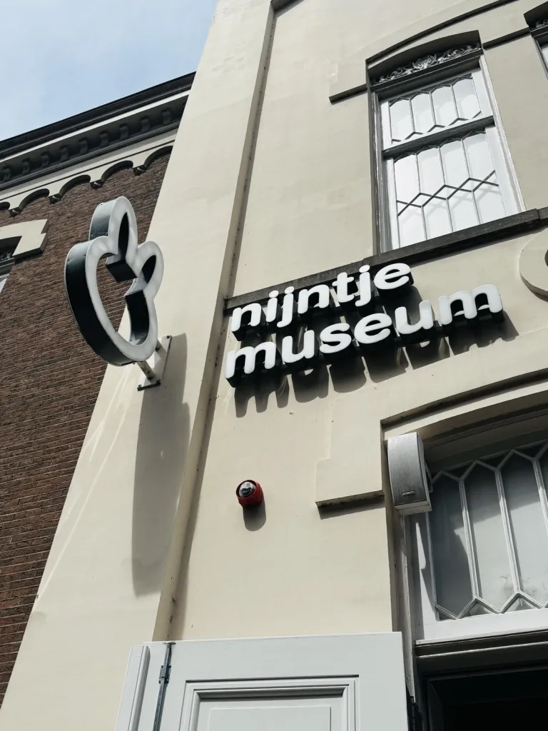 ユトレヒトのミッフィー博物館（nijntje museum）の看板と外観