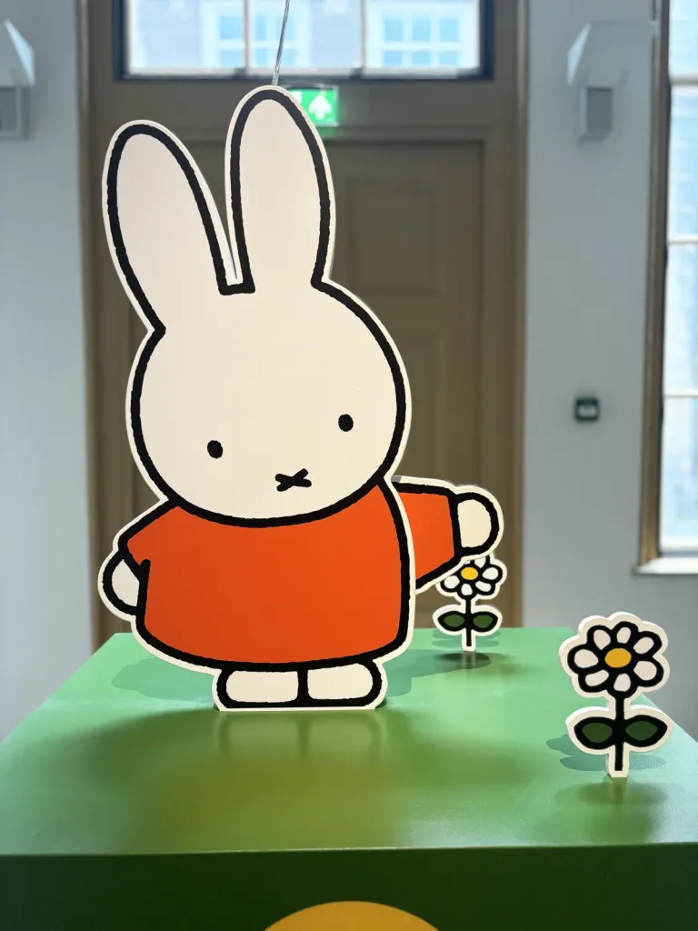 花を持つミッフィーのパネル