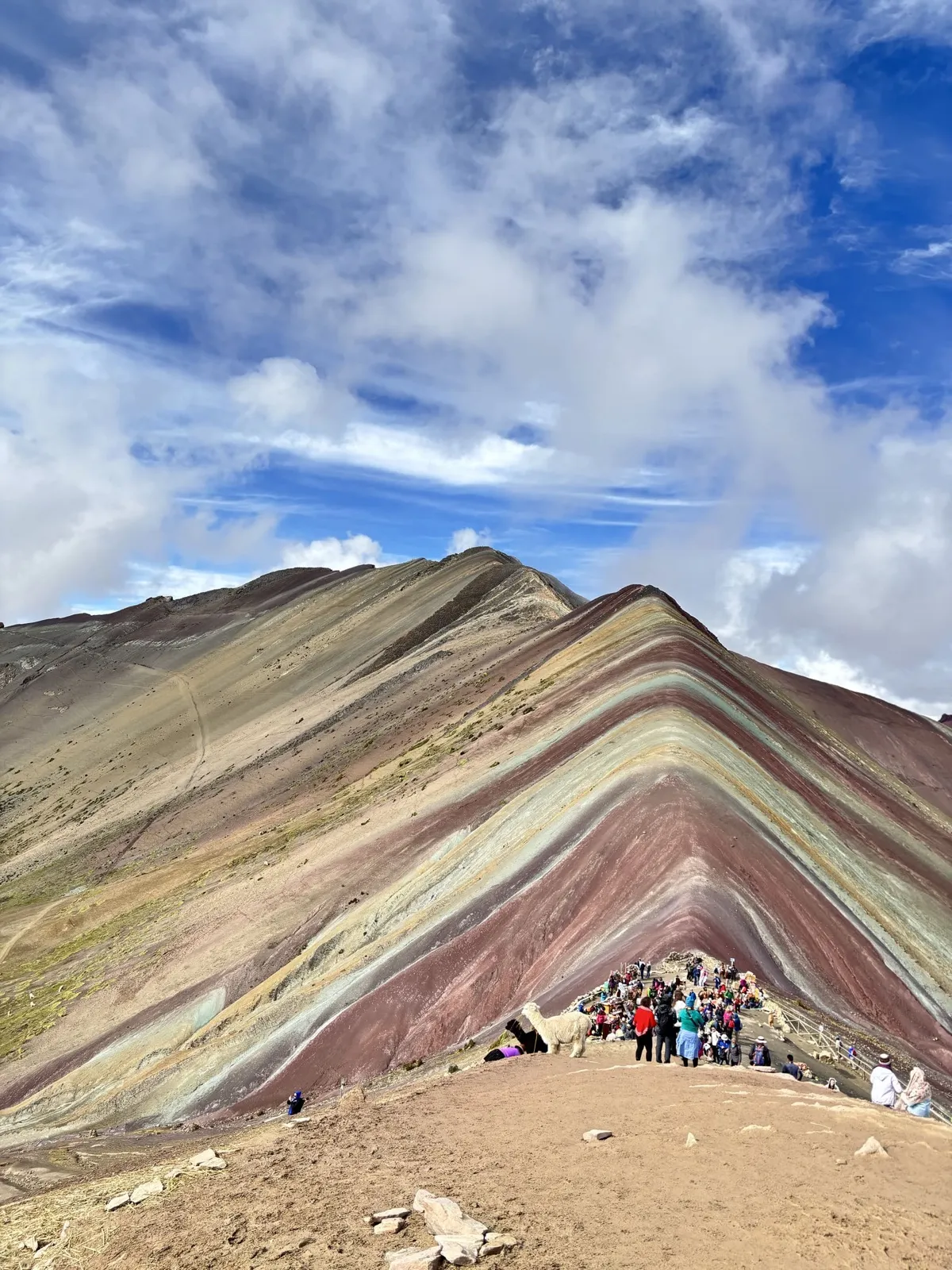 レインボーマウンテンの展望地と虹色の山