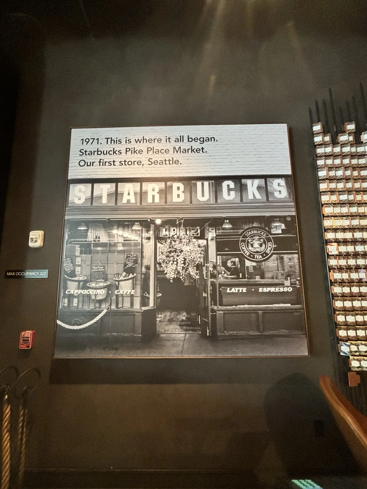 1971年のパイクプレイス1号店を紹介するパネル