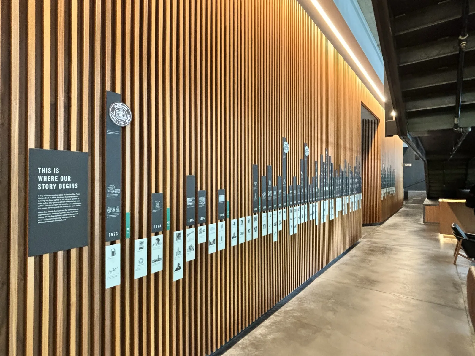 Starbucks Reserve SODO の社史の年表の壁（閉店前）