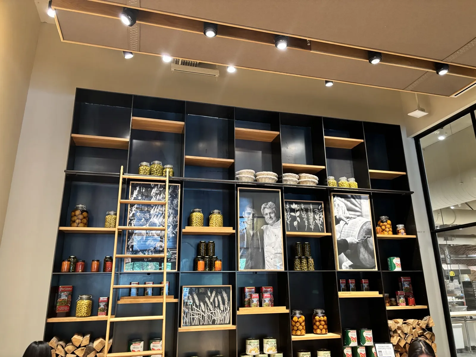 Starbucks Reserve SODO にあった Princi の食材棚