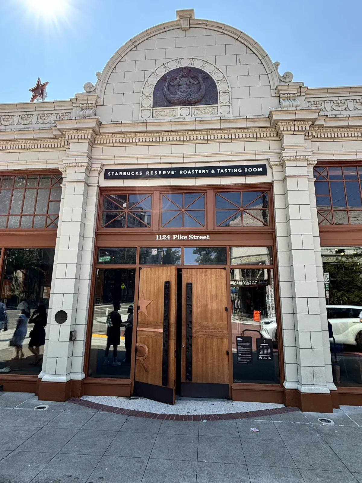 閉店前のスターバックス リザーブ ロースタリー シアトルの外観（閉店前）