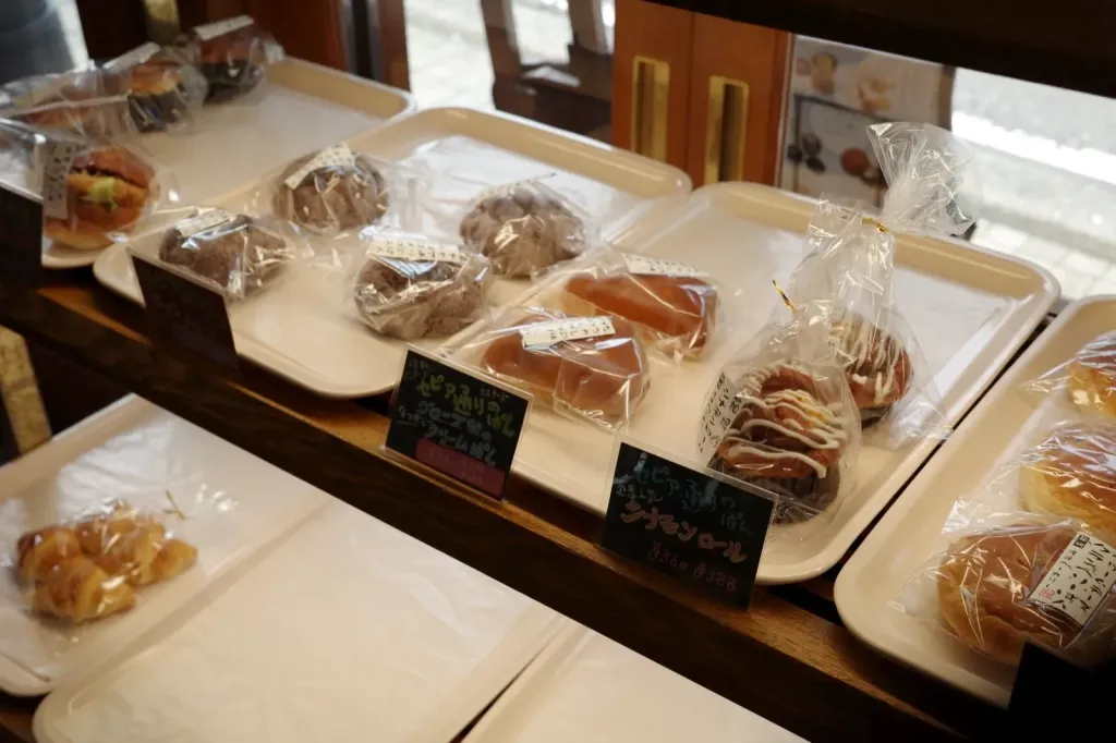 渡邊ベーカリー店内のパン陳列棚、セピア通りのパンなどが並ぶ様子